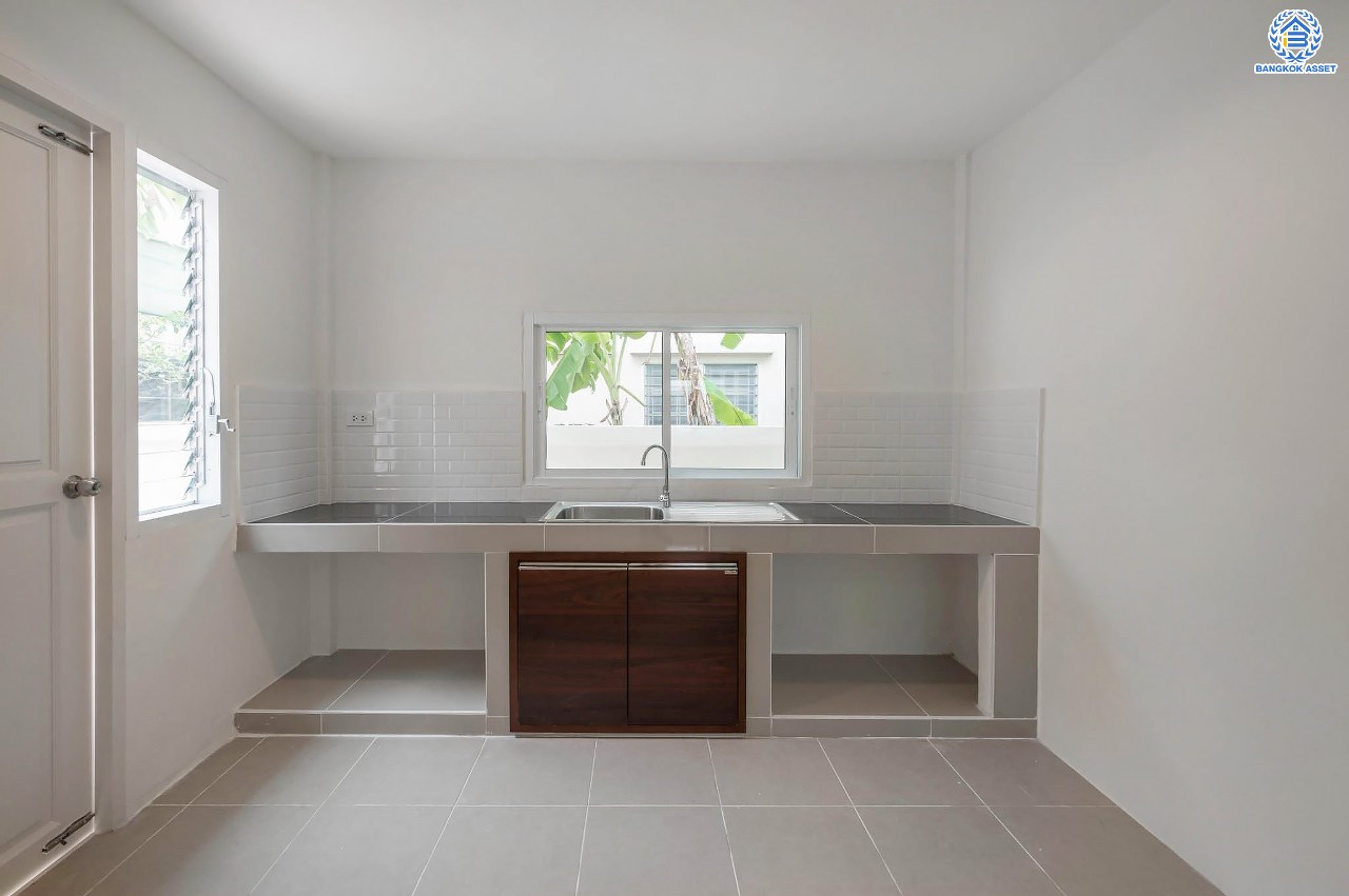 บ้านมือสองตกแต่งใหม่ โครงการ มณีรินทร์ เลคแอนด์พาร์ค ราชพฤกษ์-ติวานนท์ เนื้อที่ 64.1 ตร.ว. ฟังก์ชัน 4 ห้องนอน 3 ห้องน้ำ 1 ห้องอเนกประสงค์ จอดรถได้ 2 คัน บรรยากาศเงียบสงบเป็นส่วนตัว สิ่งอำนวยความสะดวกมากมาย บนทำเลติดถนนใหญ่ เชื่อมต่อถนนราชพฤกษ์ ใกล้จุดขึ้นทางด่วน "ศรีสมาน"...